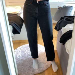 Svarta nästan oanvända jeans från monki i storlek 27. Säljer då de är för små för mig!🩷