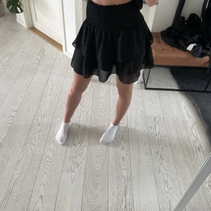 Volangkjol  - Säljer denna fina volang kjol från chelsea då den inte kommer till användning längre💕 den är i jättebra skick, nästan som ny. Bara använd 1 sommar. 💕 skriv för fler bilder. Jag står för frakten💕