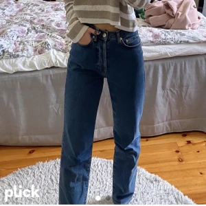 Blåa jeans - Blåa jeans från Monki som är i väldigt fint skick 🥰
