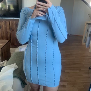 Blå klänning från nakd  - Ljusblå klänning Hanna schönbergx nakd  Kort modell med slut vid ärmarna 