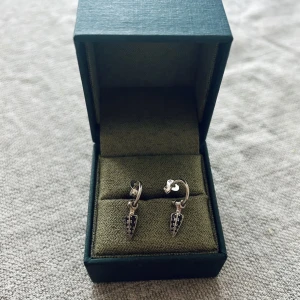 Maria nilsdotter  - Maria nilsdotter ”tiny posion arrow” örhängen med svarta stenar. Nypris ligger på 2495kr styck så 5000kr för ett par💛