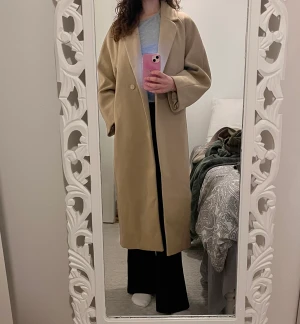 Beige kappa - Jättefin Beige kappa från H&M i storlek XS🤍Använd ett par gånger bara så den är i väldigt bra skick!