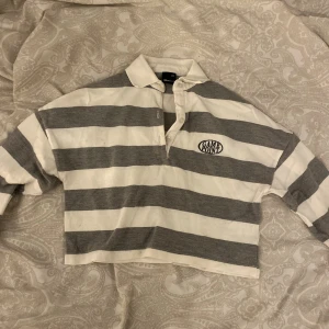 Randig sweatshirt! - Använd men bara ett fåtal gånger, fint skick men tyvärr alldeles för liten för mig:/