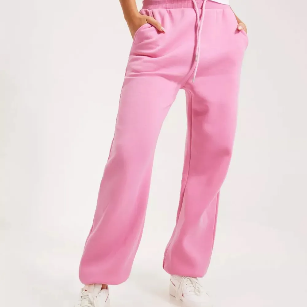 Perfect Slouchy Sweat Pants i färgen rosa! Storlek XXS (stora i storlek!) passar XS! Nyskick  . Jeans & Byxor.