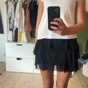 Svart volangkjol - Jätte najs med resår upptill, passar alla mellan XS-L❤️‍🔥❤️‍🔥❤️‍🔥