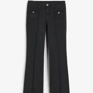 Utsvängd cargobyxa - Säljer dessa populär utsvängda cargobyxor ifrån H&M som är helt utsålda, aldrig använda. Säljer pågrund av att jag köpte fel storlek 