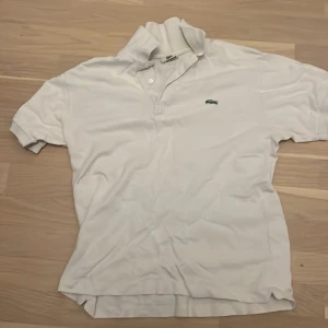 Lacoste tröja - Polo tröja från Lacoste  Riktigt bra skick  Säljer pga passar inte längre 