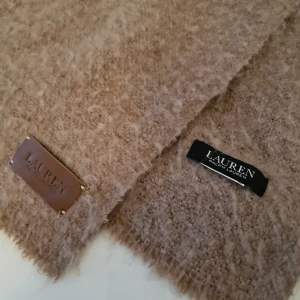 Scarf - Scarf fr.Ralph Lauren beige färg lång 197 cm bred 64 cm. Ord:1299kr Används 1gång (för varmt för mig)