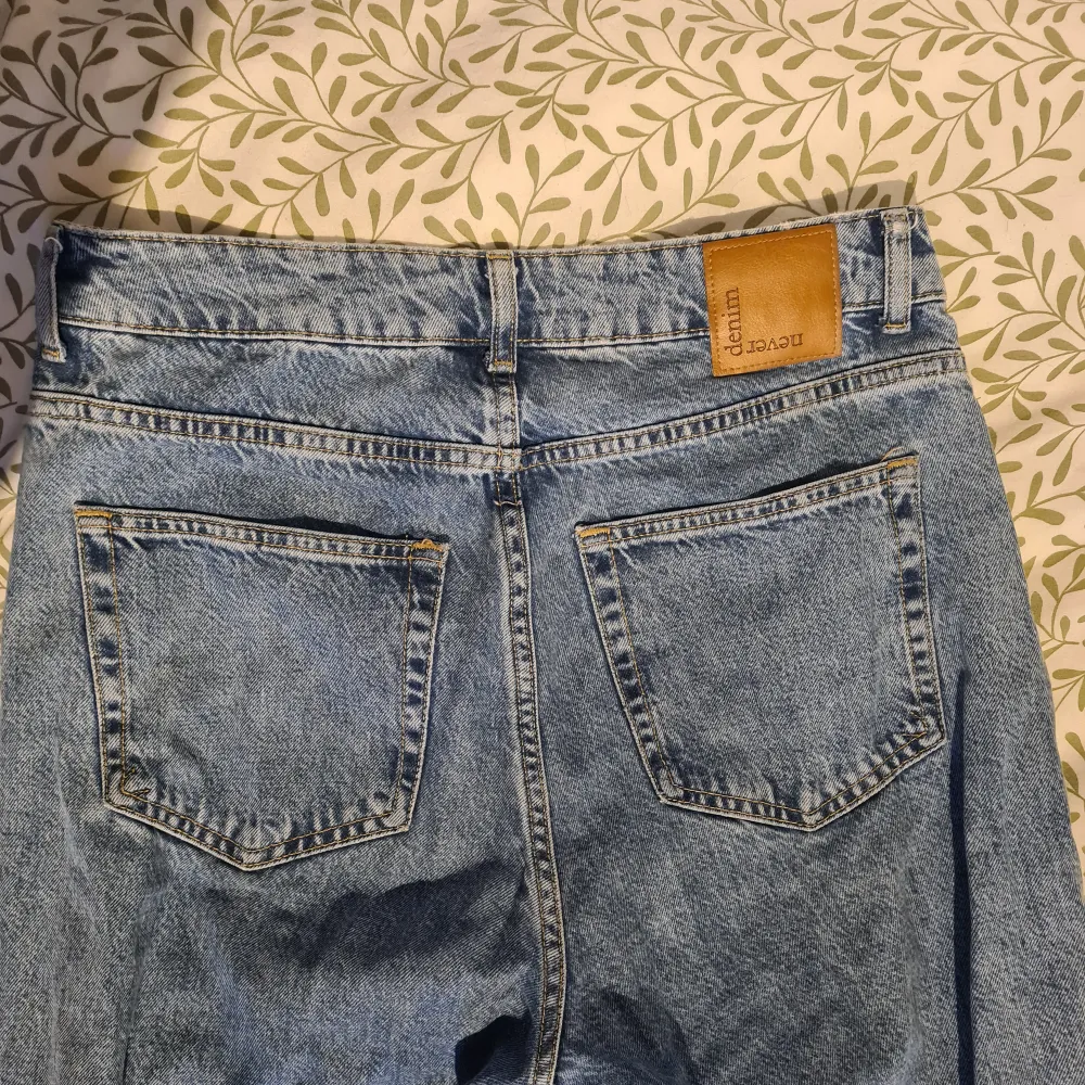 Säljer dessa högmidjade jeans som aldrig kommer till användning längre. De är i bra skick men är slitna längst ner. . Jeans & Byxor.