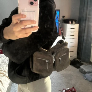 Noella väska - Säljer nu min jättefina gråa Noella väska. Den har inte kommit till så stor andvönding så de är i väldigt bra skick. 