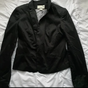 kort svart kavaj jacka - jättesnygg jacka i bra skick🩷🩷