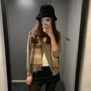 Kashmir kofta  - Säljer min fina kofta i 100% Kashmir från davida cashmere. Köpt för 1900kr. 