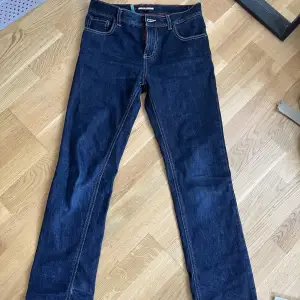 Säljer mina trendiga Tommy Hilfiger jeans i jättefint skick😍❤️ Modellen är straight, midjehöjden är normal. Midjan är 74 cm, innerben 72cm. 💙🦋 Knappt använda.   Skriv till mig vid frågor och funderingar, fraktar supersnabbt. Djur och rökfritt💙👍🤍