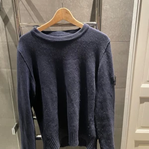 Stickad Stone island pull over - Säljer nu denna asfeta Stone island pullover i bomull. Skicket på tröjan är 8/10 och den sitter väldigt bra och skönt och är självklart äkta. Storlek M. Bara att höra av er vid eventuella frågor 