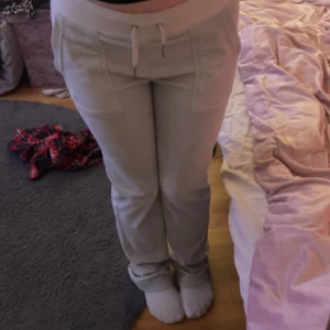 Juciy byxor💕 - Ett par jätte ljus typ blåa eller gröna juciy byxor i storlek xxs använda 2 ggr ingen skada💕