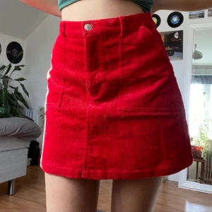 Monki – Röd minikjol  - Storlek 34💕💕 (lånad bild) 