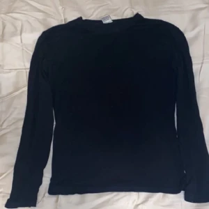 Svart skimtröja  - En tajt tröja, lite genomskinlig. Skulle säga att det är en dupe av intimissimi tröjan. 