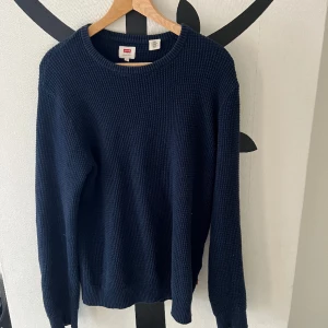 Blå stickad tröja Levis - Marinblå stickad tröja från Levis Storlek S men passar storlek M Mycket bra skick 