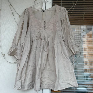 Tunika/klänning - Snyggt bara som en klänning eller att ta det över ett par jeans. Stilen på plagget ger fairy core🧚🧚‍♂️