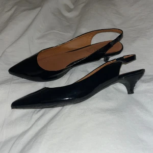 Låga klackar - Låga klackar storlek 37/38 Säljer då de är tyvär för små för mig, superfina! Lite slitningar därav priset!