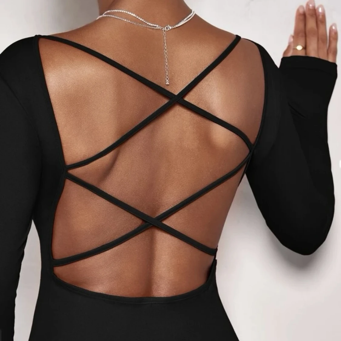 Svart klänning med öppen rygg - 91