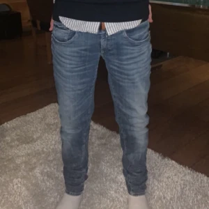 Replay jeans  - Säljer nu dessa replay jeans då de är små. De är i storlek 29/32 men sitter mindre. Kom gärna med frågor ;)