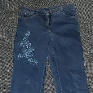 Ett par jeans i ungefär storlek 42? Köptes på second hand för ett tag sen, inte mycket använda.