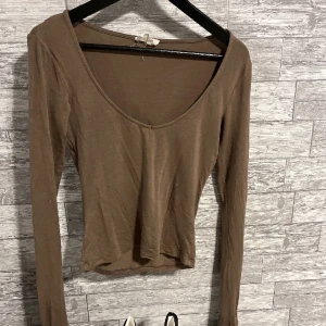 A-dsgn långärmade toppar - Har dessa två långärmade tröjor från A-dsgn som inte kommer till användning. Jätte fint skick och skönt material. Storlek S i båda. 350kr styck, 600kr för båda.