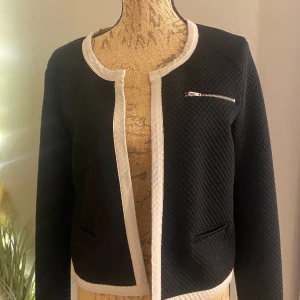 Kofta - En preppy kofta från vero Moda (gammal modell) i strl XL, extremt liten i storleken, min provdocka motsvarar en strl S