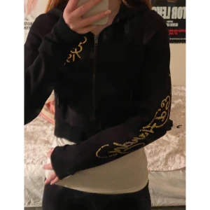 Zip-up hoodie  - Snygg ed Hardy zip-up hoodie. Knappt använd💕