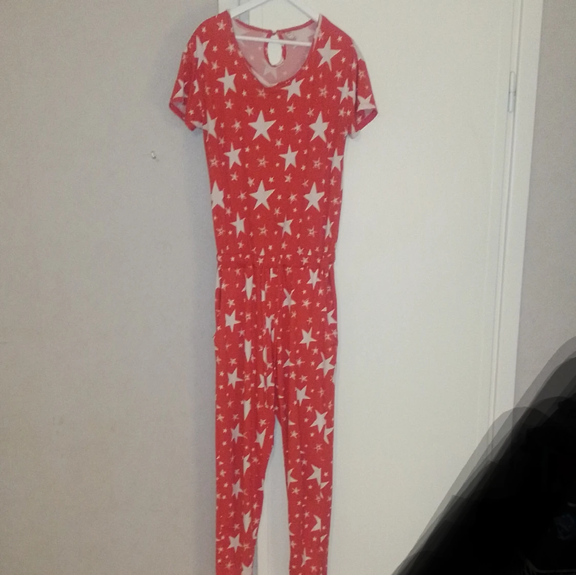 Röd One piece Chelsea pears strl M