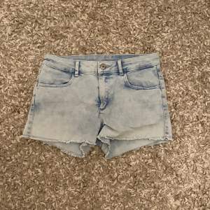 Ljusblåa denimshorts med mörkare blå vid detaljer🩵💙