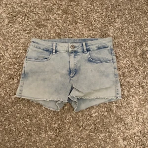 Shorts  - Ljusblåa denimshorts med mörkare blå vid detaljer🩵💙