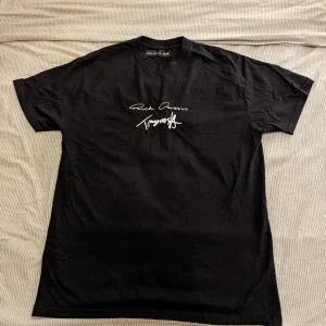 RICK OWENS X TOMMY CASH T-SHIRT  - Rick Owens Collab med Tommy cash inköpt på hans spelning i Malmö. 