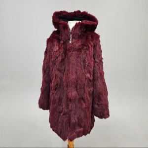 Päls jacka Kappa - Fin päls storlek 40. Nyskick! Fin klassisk modell. Härlig stor luva. Det står stlk 44 i jackan men det stämmer ej. Ärmen är 60*17cm. Mejsel till ärmhålen 54cm. Hela kappan är total längd 89cm. 