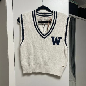 Stickad väst - OANVÄND - Stickad väst från Lindex, helt oanvänd med etikett. Den är superfin men kom tyvärr aldrig till användning. Köpt för 299kr men säljer för 179kr. Vid snabb affär kan priset diskuteras🤗