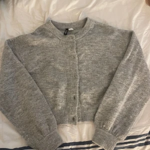 Stickad kofta  - Spermysig stickad kosta som knappt är använd. 🥰