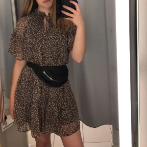 Brun klänning - Enormt söt, luftig klänning som jag tyvärr inte får använding för längre. Storlek 36😇Pris diskuterbart!