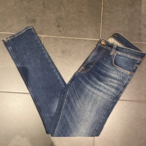 Nudie jeans  - Säljer ett par riksfeta nudie jeans i storlek 31/34. De är slim fit och knappt använda. Hör av dig om du har några frågor! 