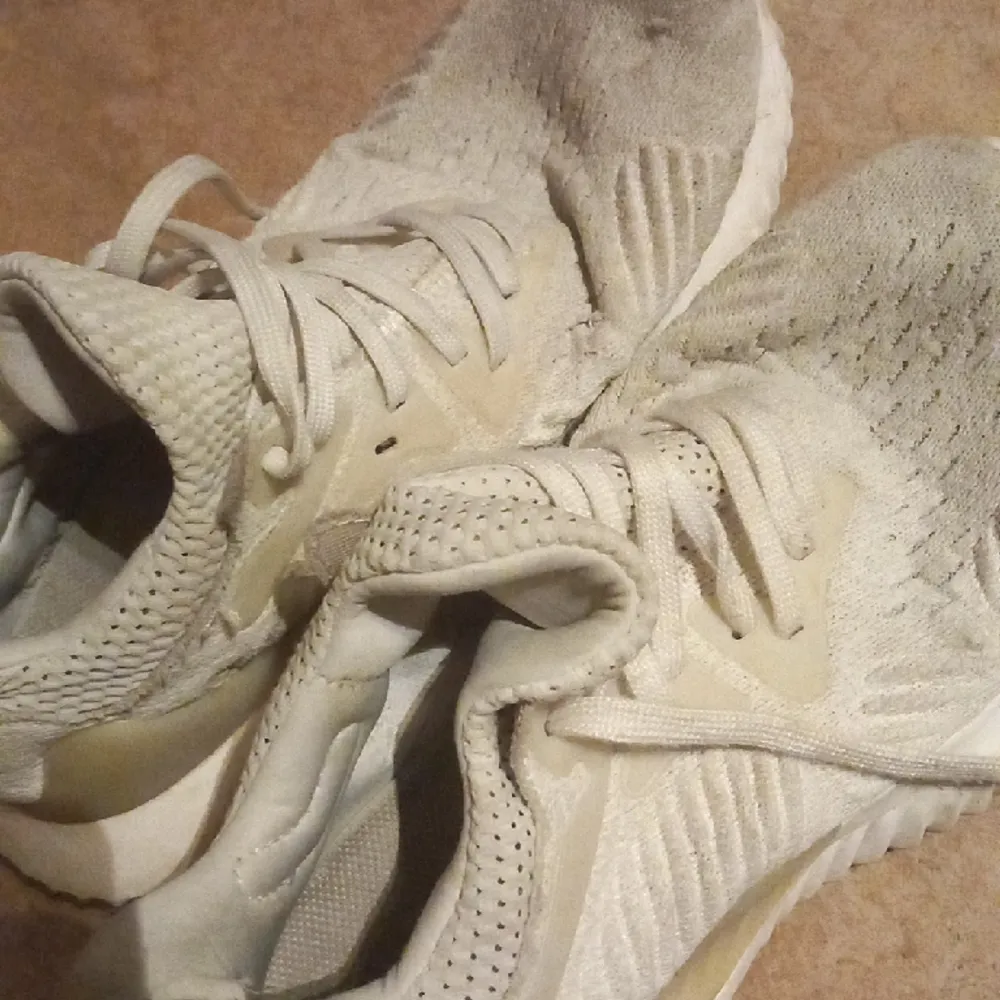 adidas skor som är vita, men lite smutsiga på grund av användning några gånger.. Skor.