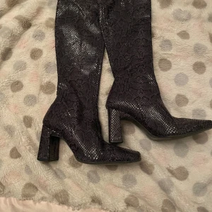 Orm klackar  - Coola ormskinn boots köpta på humana kommer inte till användning💕