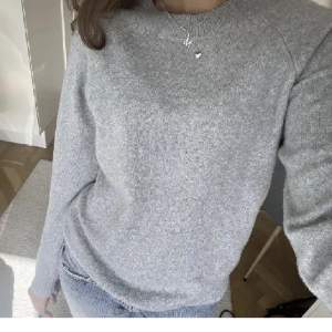 ❗️Första bilden är lånad❗️Säljer den här gråa stickade tröjan från vero moda för att den inte kommer till användning. Skrev för frågor eller mer bilder💕