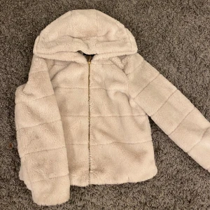 Fluffig jacka - Fluffig lätt kofta, går dock o ha som jacka på hösten. Användt fåtal gånger. 