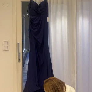 Balklänning - Säljer min balklänning som är super fin och bekväm. Använts en gång då jag var på bal. Storleken är 6 tror jag men de passar mig som är S!  