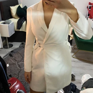 Skjortklänning - Svinsnygg skjortklänning med skärp, säljer då den är tyvärr för kort för mig. Aldrig använt endast provat. Kontakta mig för mer bilder