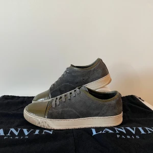 Lanvin Skor - Lanvin cap toe sneakers - storlek 7(42) - skorna är fint skick men tecken på användning finns - Dust bags ingår - vid frågor eller funderingar är det bara att skriva!