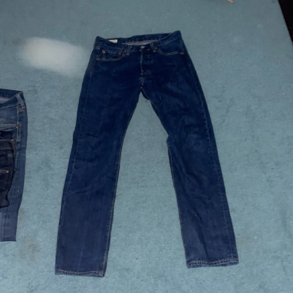 Ett par fina levis jeans 501 i fint skick 9,9/10 säljer för att dem inte kommer till användning skriv privat för mer bilder eller funderingar, pris kan sänkas. Jeans & Byxor.