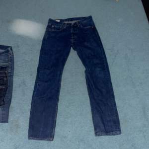 Ett par fina levis jeans 501 i fint skick 9,9/10 säljer för att dem inte kommer till användning skriv privat för mer bilder eller funderingar, pris kan sänkas