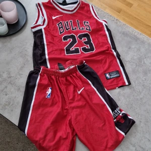 Bulls hemma ställ - En basket ställ från Chicago Bulls, med nr 23, Jordan, på ryggen. Barn storlek, 176. 6 av 10.