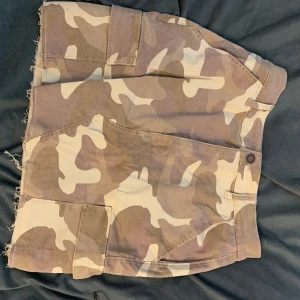 Kjol i armémönster - Snygg jeanskjol i ljusare armémönster, PLUS fickor